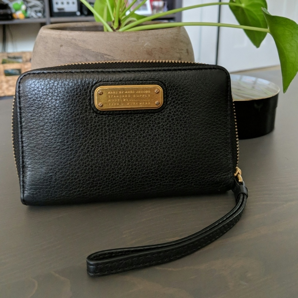 Marc Jacobs Q Wingman Wristlet Wallet 